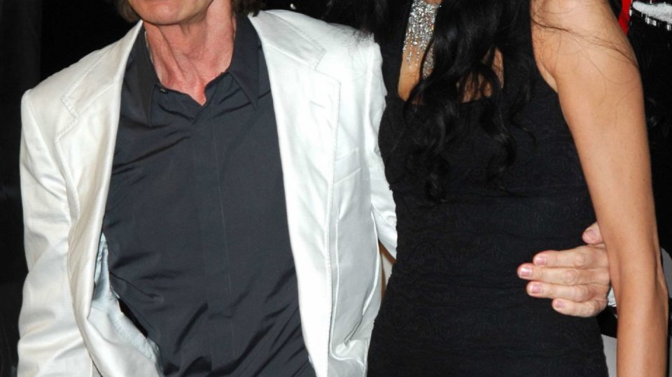 L'Wren Scott, módní návrhářka a přítelkyně Micka Jaggera, byla nalezena mrtvá v apartmánu na Manhattanu v pondělí 17. 3. 2014 ráno. Jednalo se o sebevraždu oběšením. Mick Jagger je zdrcený, zpráva ho zastihla na australském turné Rolling Stones.